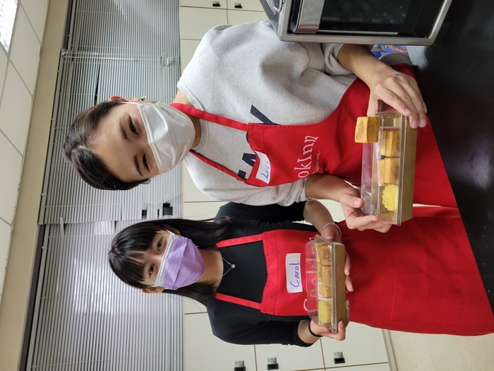 0330學生完成一盒自製台灣糕點