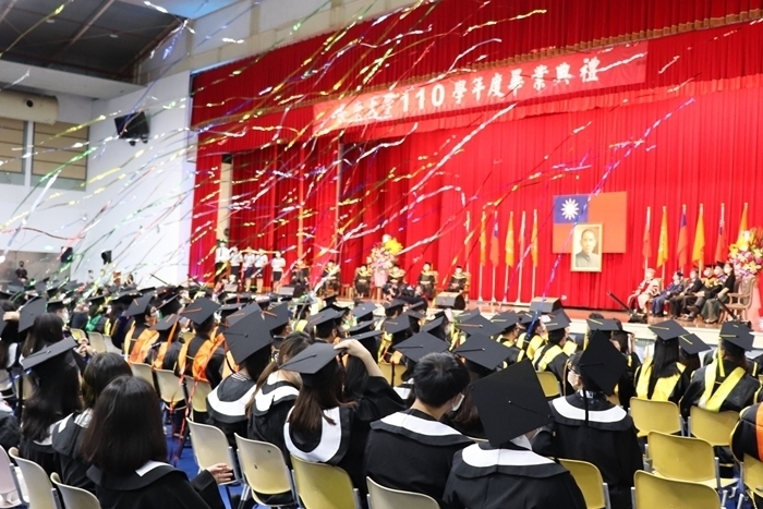 長庚大學首次於暑假舉辦畢業典禮，圓滿順利