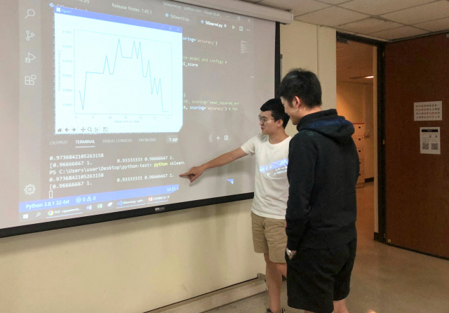 長庚大學工商課程與時俱進，圖為學生討論 Python 程式機器學習數據訓練結果。