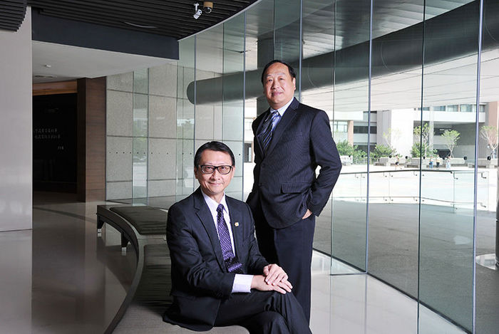 敏成股份有限公司總經理楊文仁(左)與堡達實業股份有限公司總經理李茂洋(右)