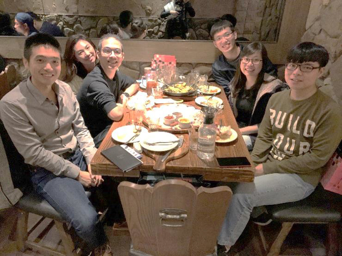 林雨慶校友(右三)與工作室團隊的聚餐照