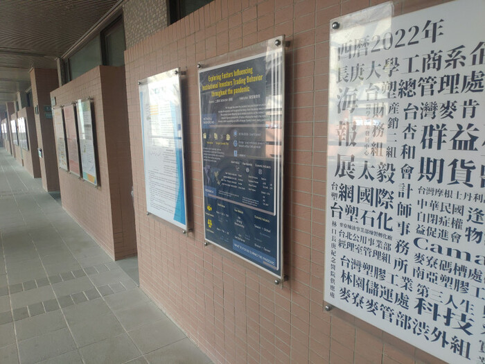 實習成果發表會海報於管院7F兩側走廊提供觀摩