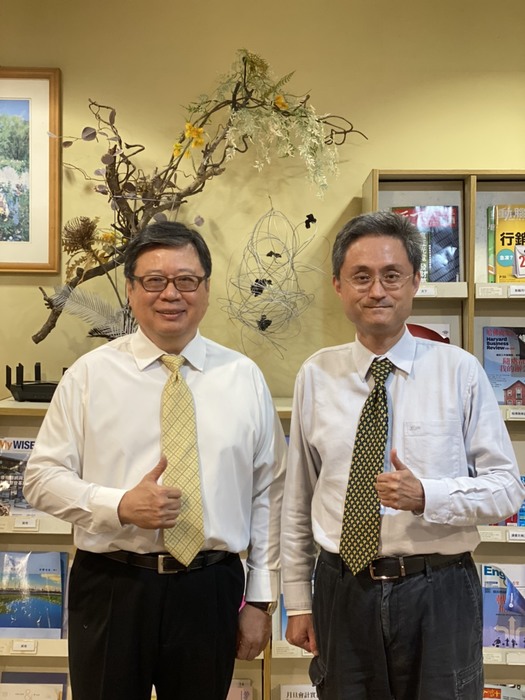 宮大川院長(圖左)與吳侃主任(圖右)透過「經營分析研究中心」，將為管理學院的創新研發與教學帶來新氣象。