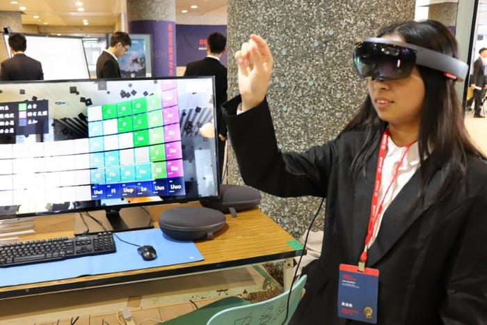 圖／展示及體驗HoloLens虛擬實境裝置。